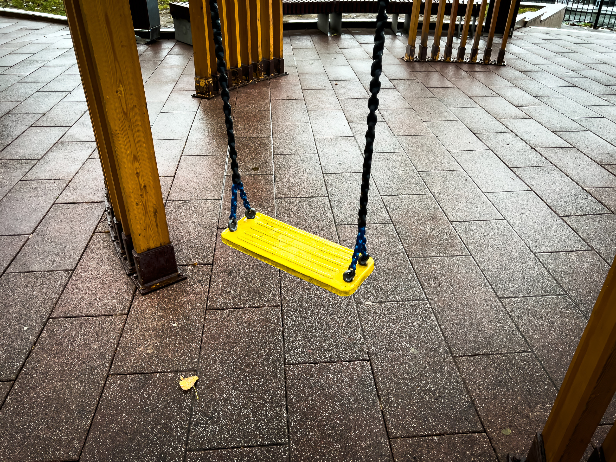 Жёлтые качели на Ростовской набережной в Москве