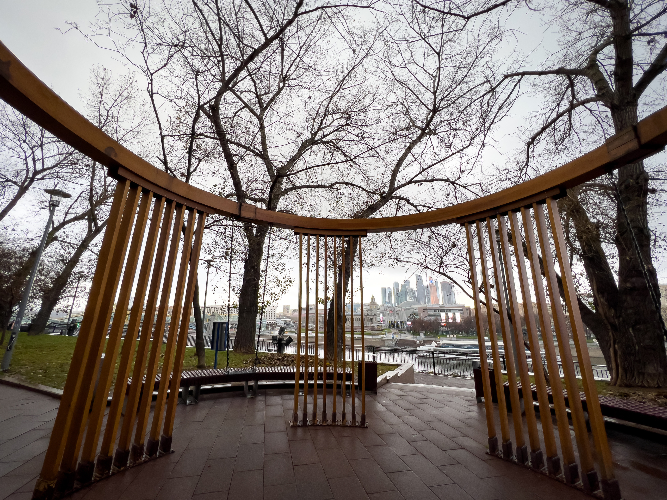 Беседка и качели на Ростовской набережной в Москве