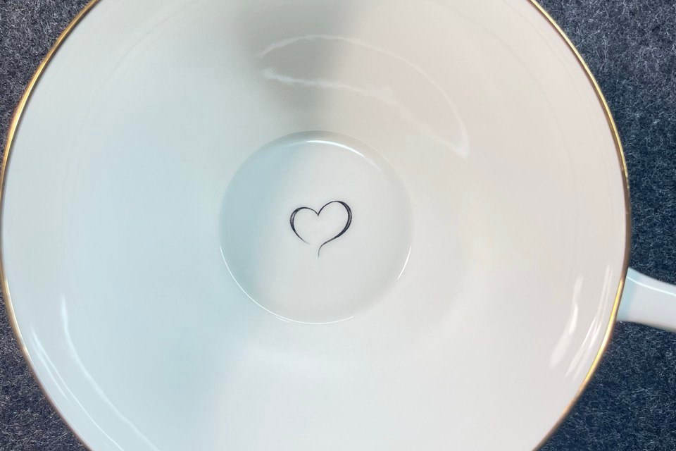 Чашки с монограммами. Изысканный семейный подарок. . Роспись фарфора в Санкт-Петербурге.