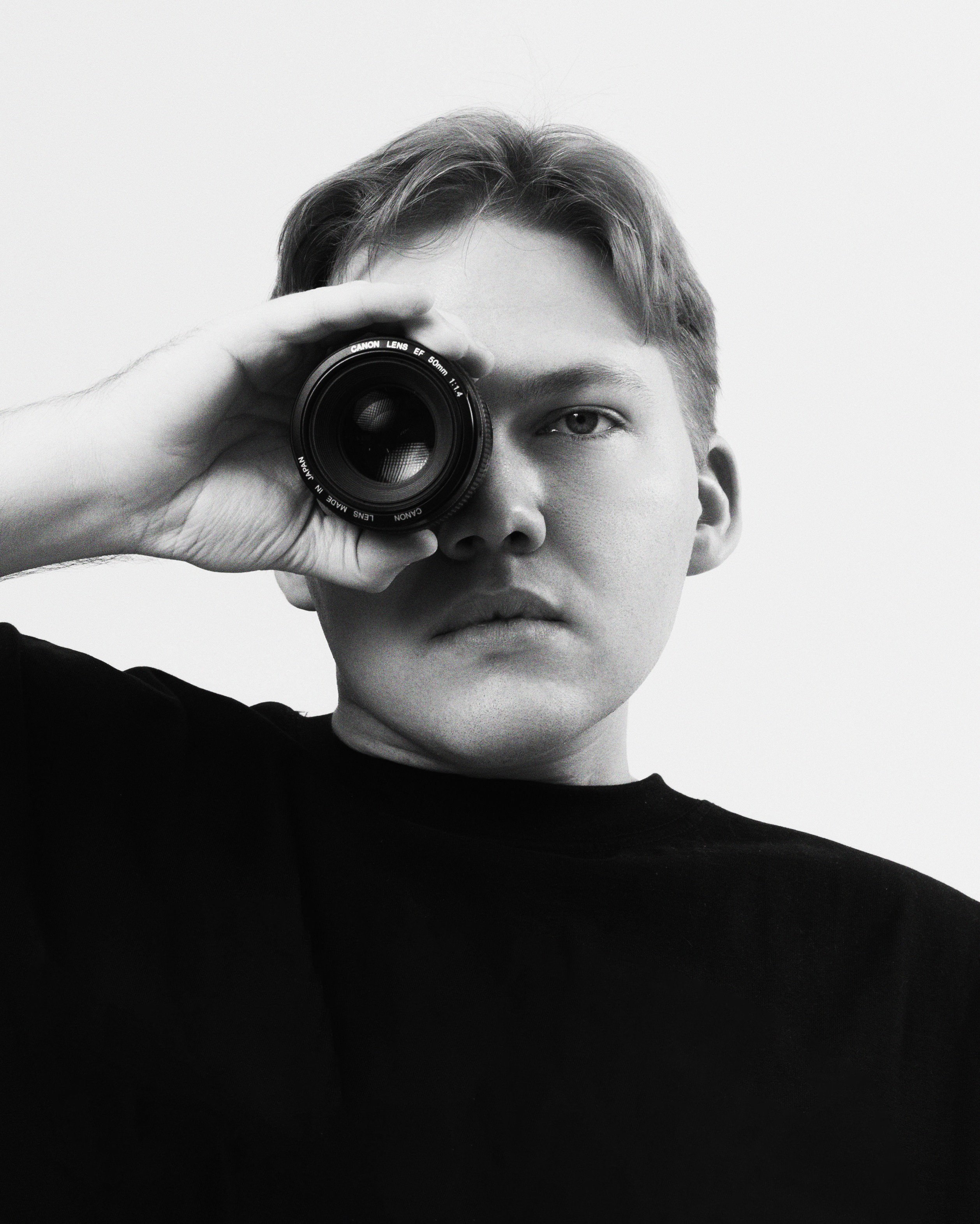 Чёрно-белый автопортрет фотографа, крупный план, минималистичный стиль