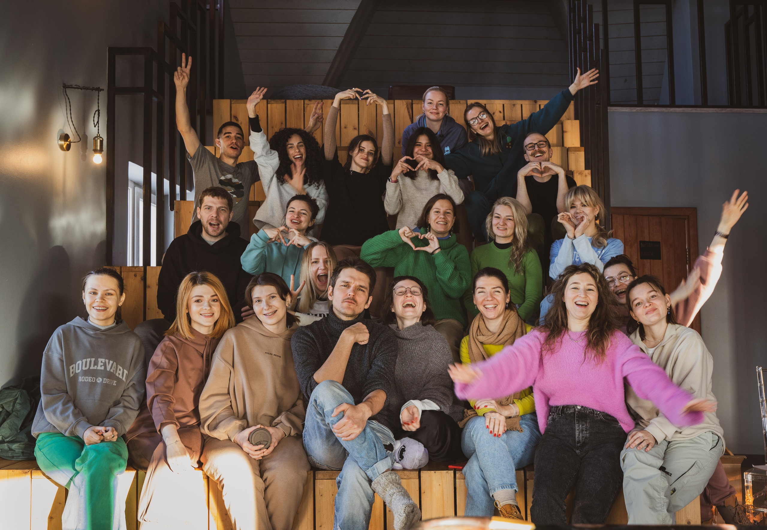 Общее фото радостных людей.