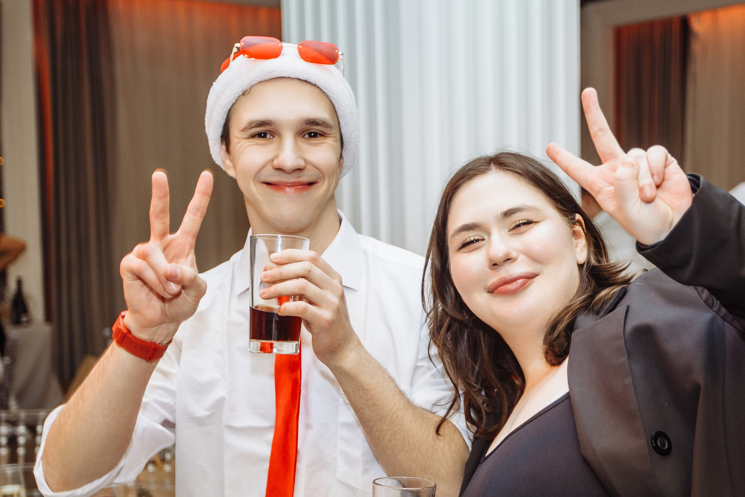 На новогоднем корпоративе весёлые лица, забронировать фотографа видеографа на мероприятие по ссылке в описании