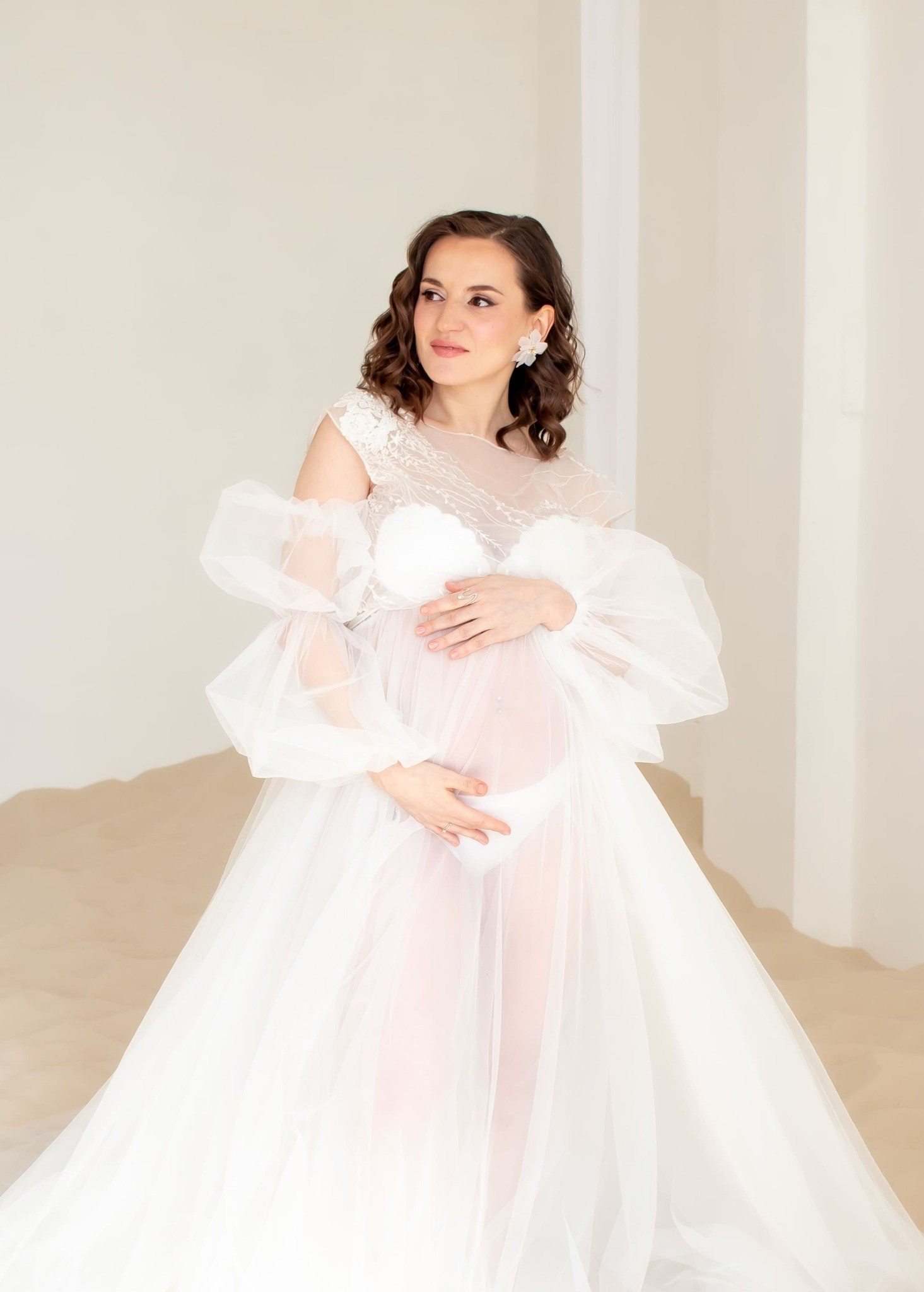 Фотосессия беременности в светлой студии, нежный образ, фотограф Карасёва Елена