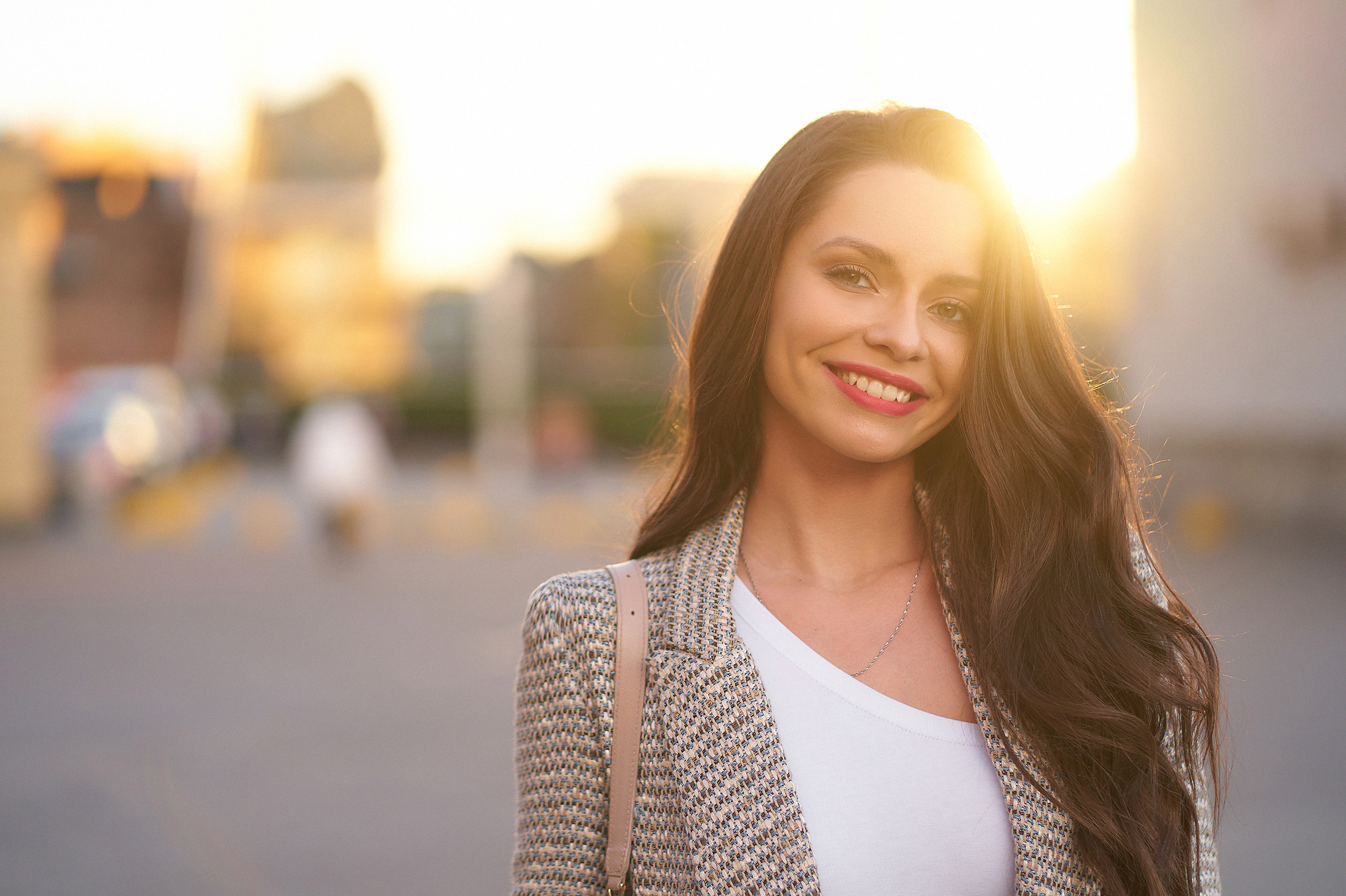 Портрет девушки в городе на закате