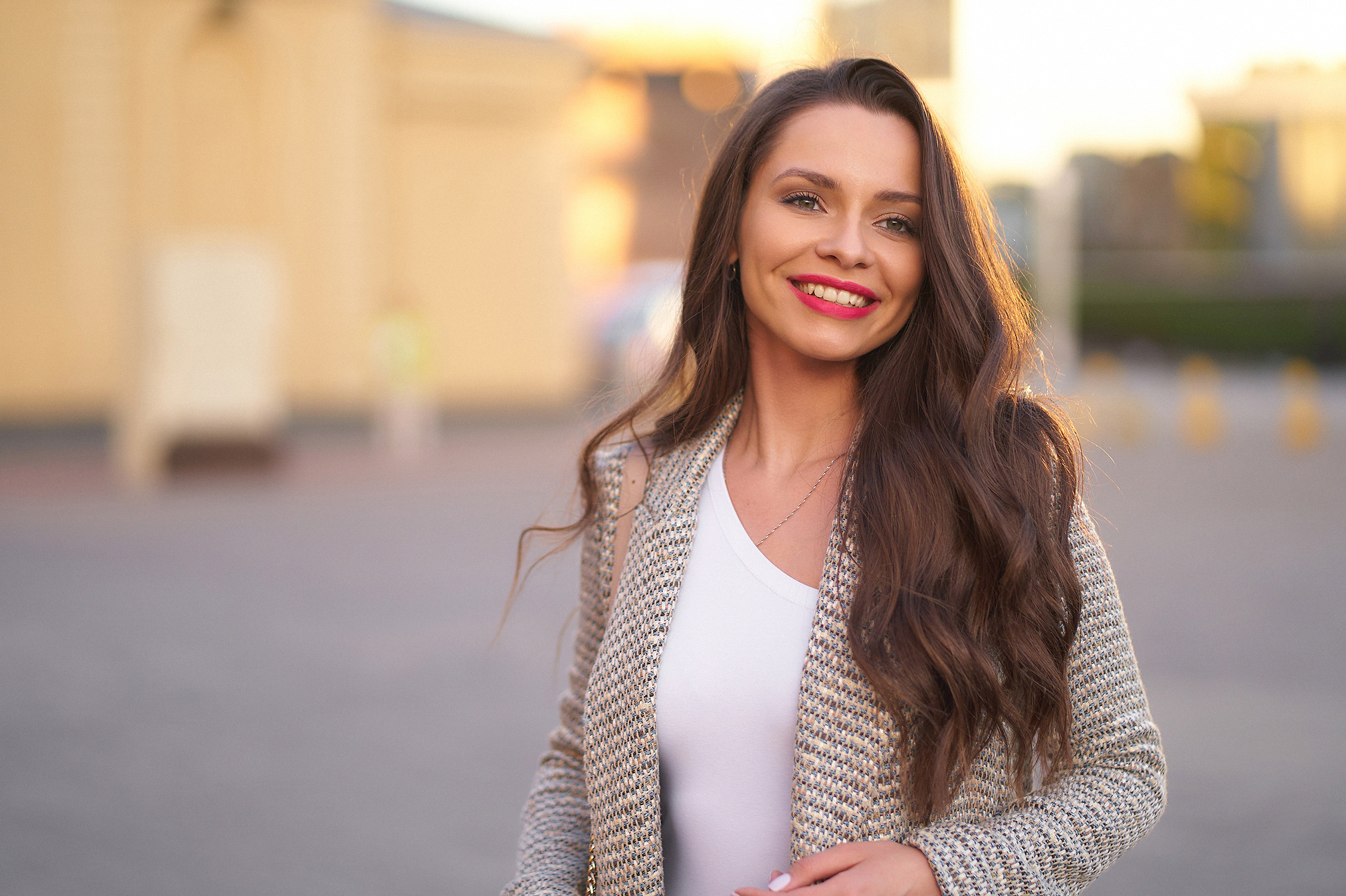 Портрет девушки в городе на закате