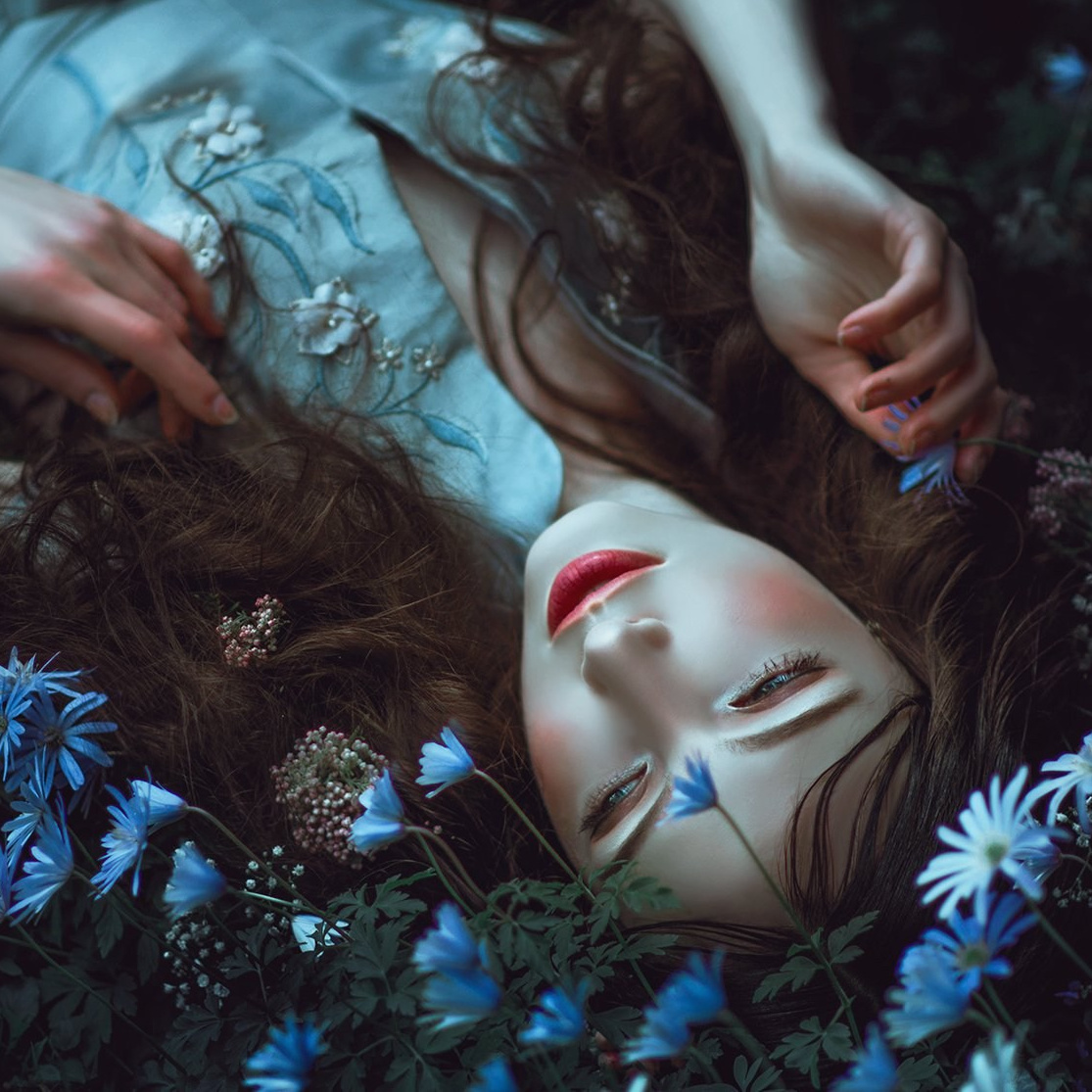 Девушка среди голубых цветов. Колористика Victory photo