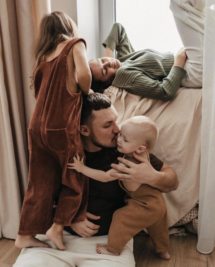 Рекомендации по подбору одежды для семейных съемок в локации с кроватью. Фотограф новорожденных г. Рязань, детский и семейный фотограф