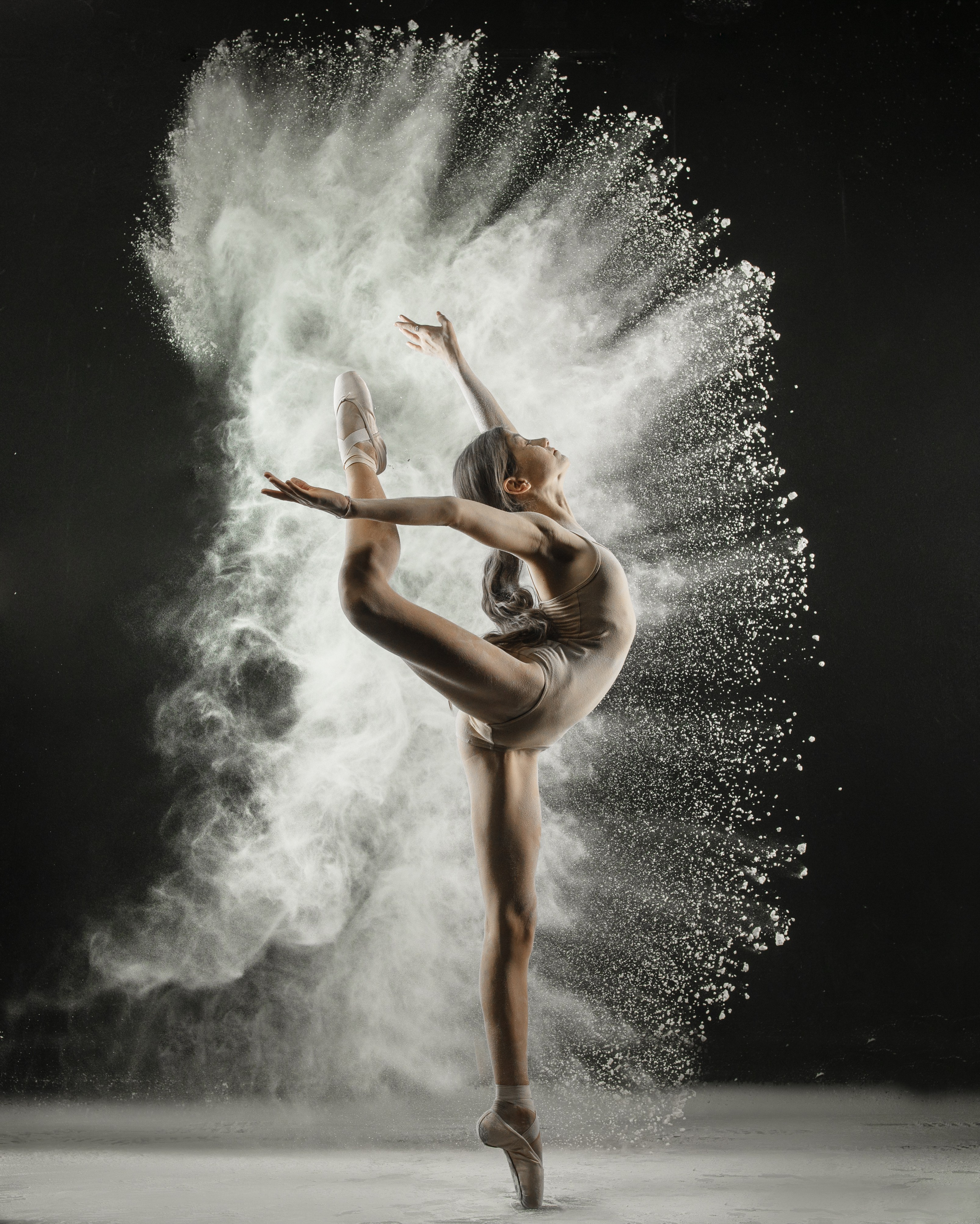 Балерина участвует в фотосессии с мукой. Фотограф Татьяна Цветкова
