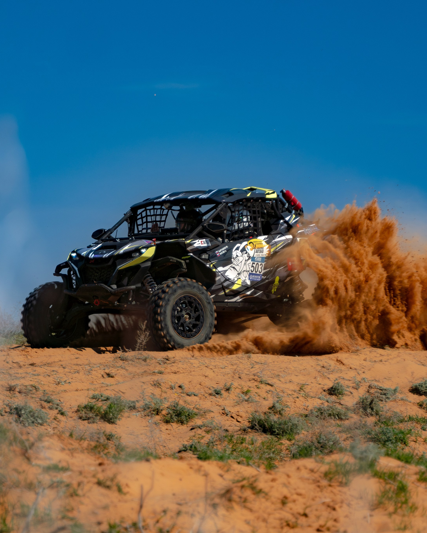 репортажная съемка мотоспорта — гонщик на трассе во время соревнований, работа медиакоманды