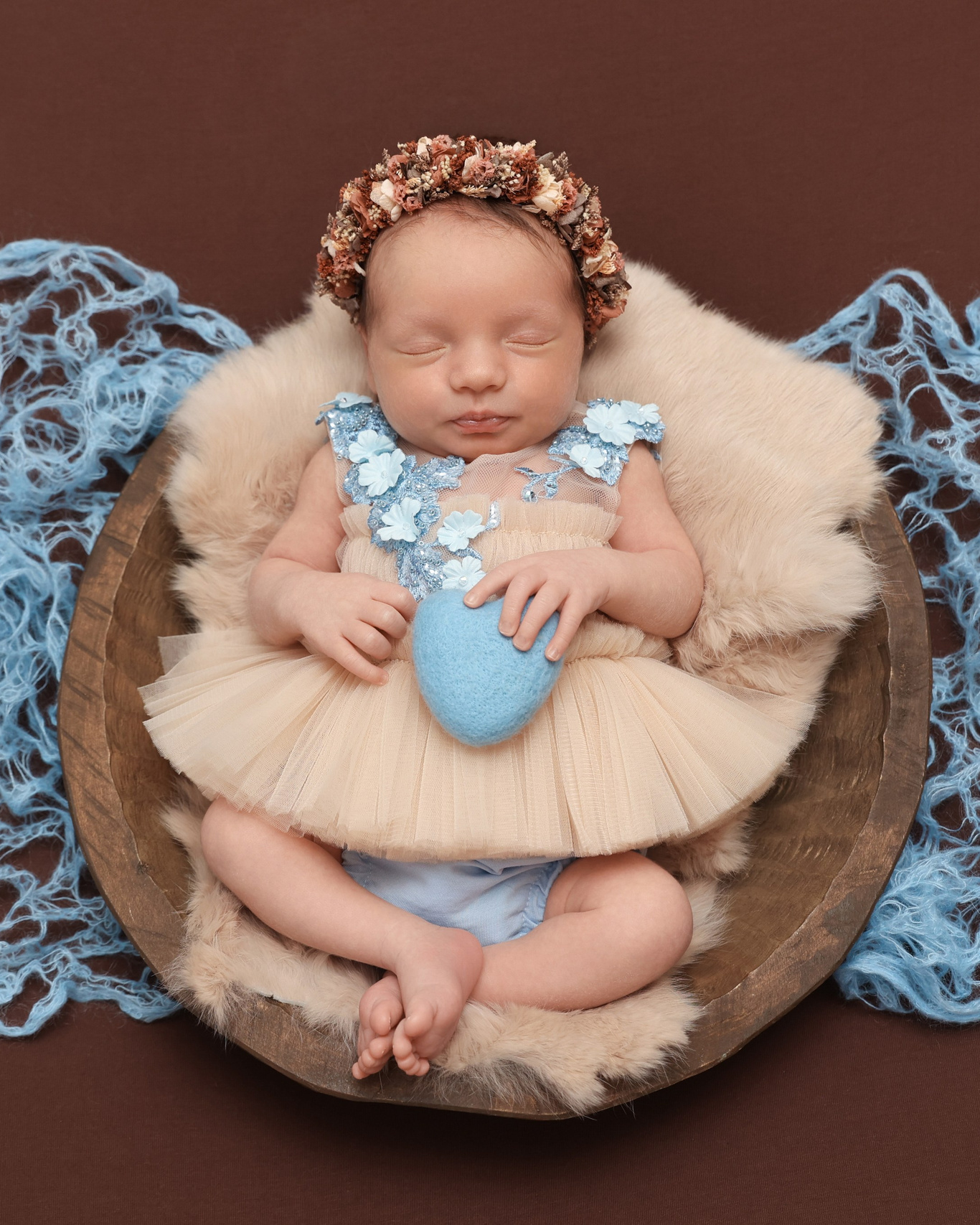 Здравствуйте, меня зовут Яна Страшкевич. Я фотограф новорождённых из Санкт-Петербурга