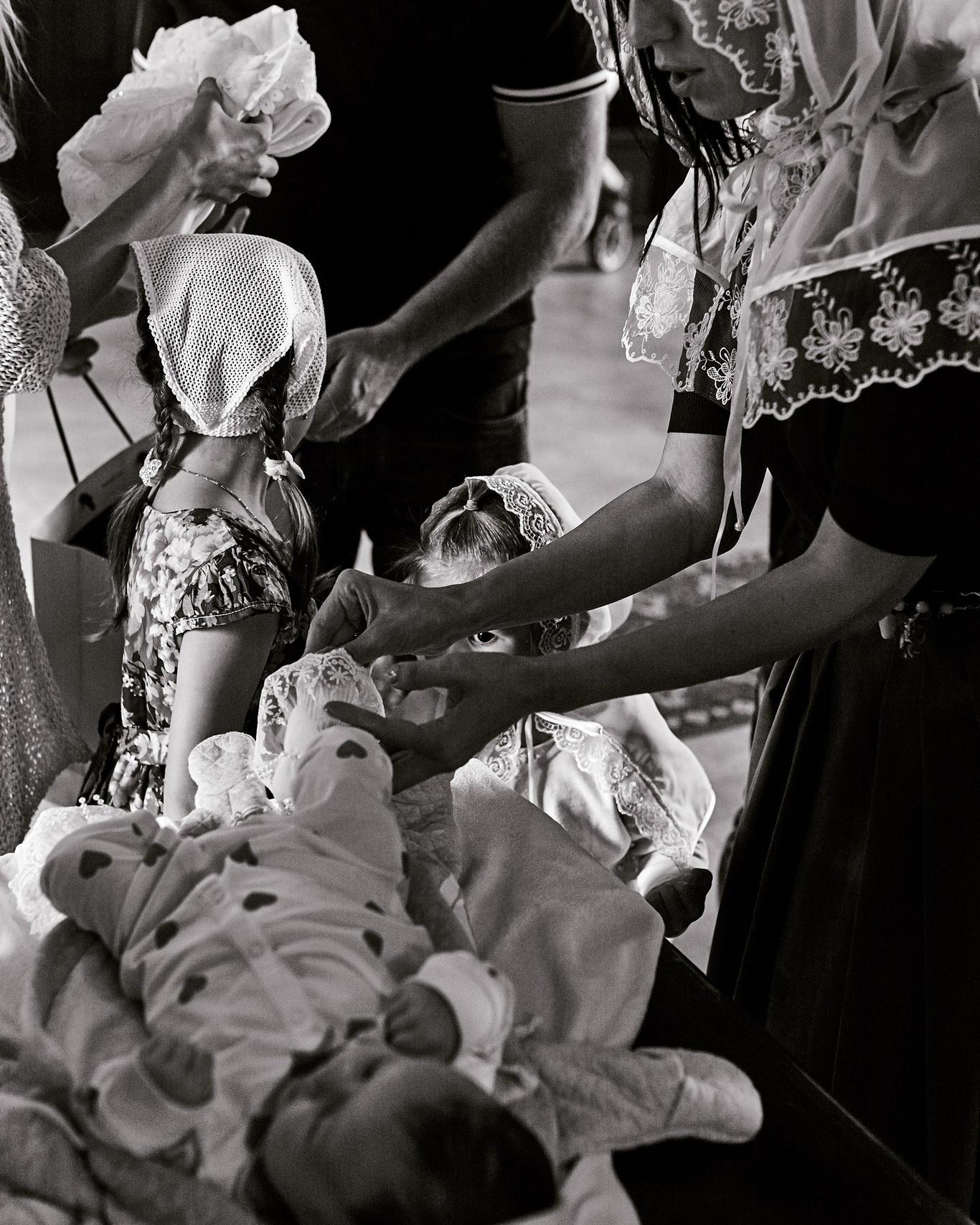 Фотограф на крещение ребенка делает кадры во время фотосъёмки в Москве – фотография подготовки к крещению