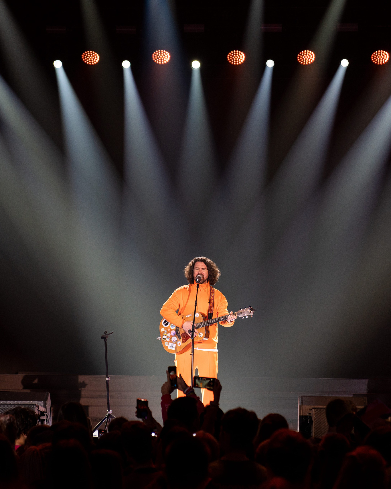Репортажная фотография в городе Сочи. Концерты и мероприятия в Сочи: сцена, выступающие артисты, зрители и живое взаимодействие в кадре. Репортажный фотограф Сочи.