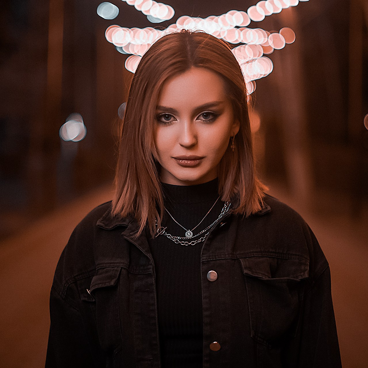 Девушка позирует в парке Караганды, уличная фотосессия