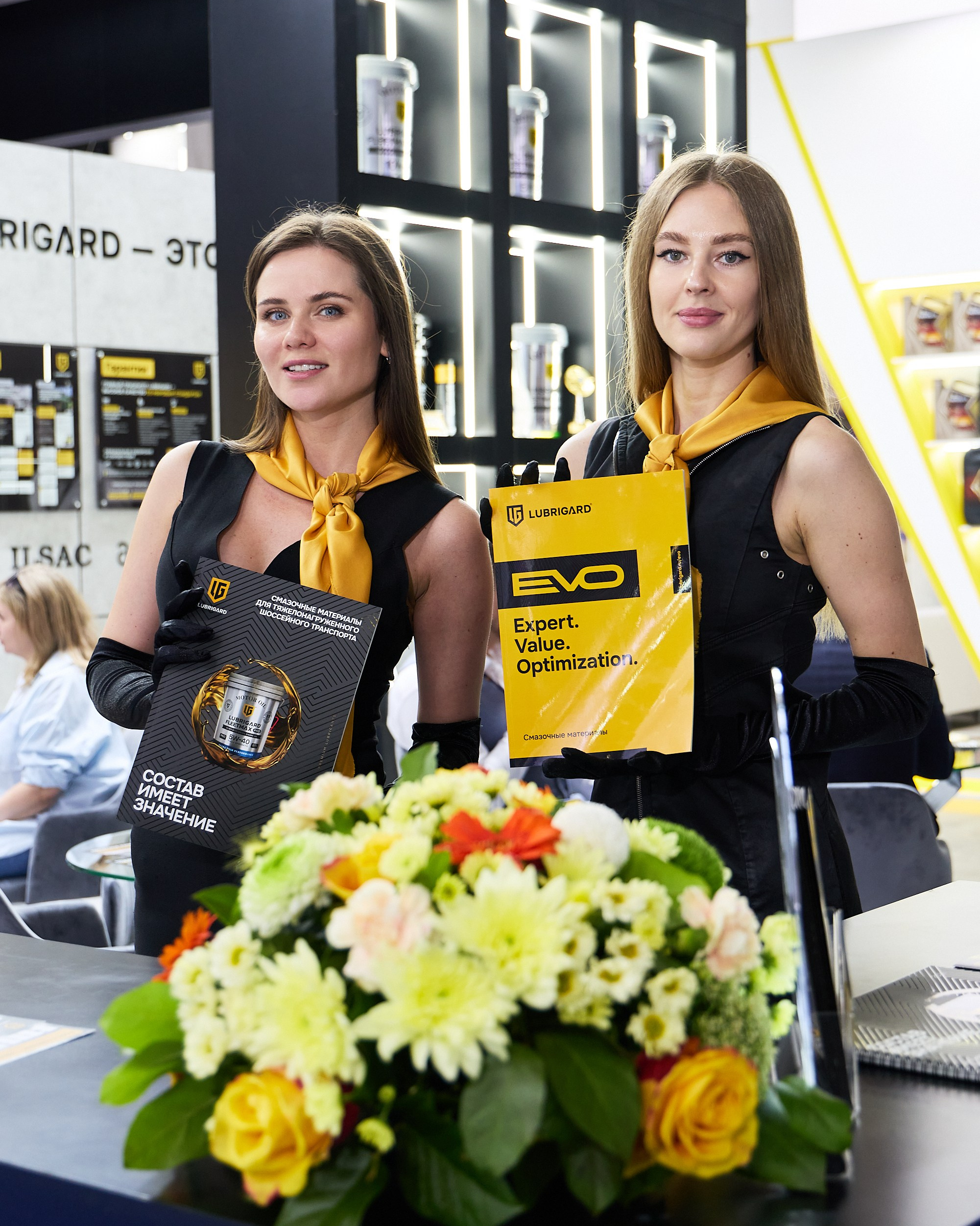 Красивые девушки на выставке фотограф Бельских