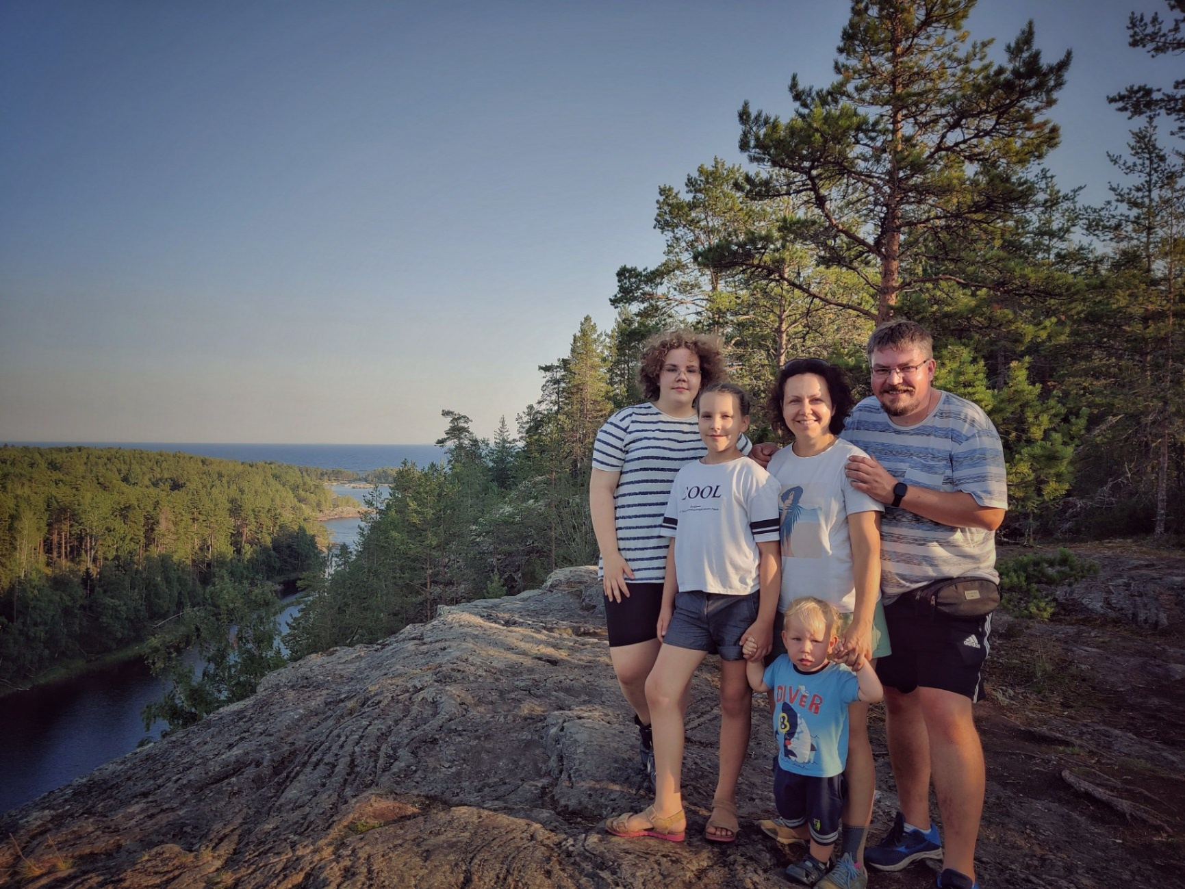 Семья с детьми на утёсе с видом на Ладожское озеро