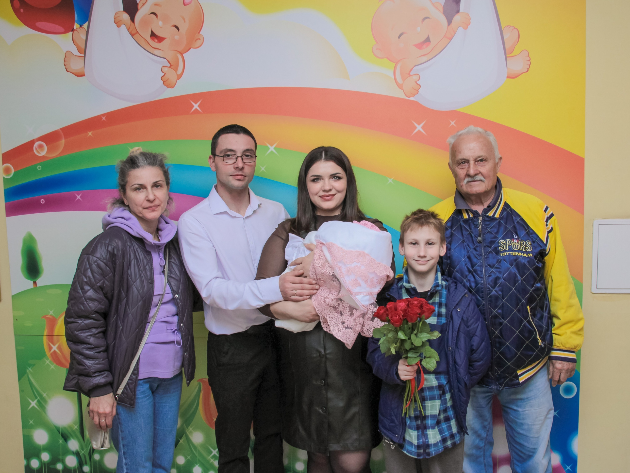 Семья с малышом на торжественной выписке из Перинатального центра Волжского