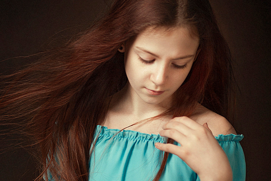 Портретная съемка. Девочка на коричневом фоне.