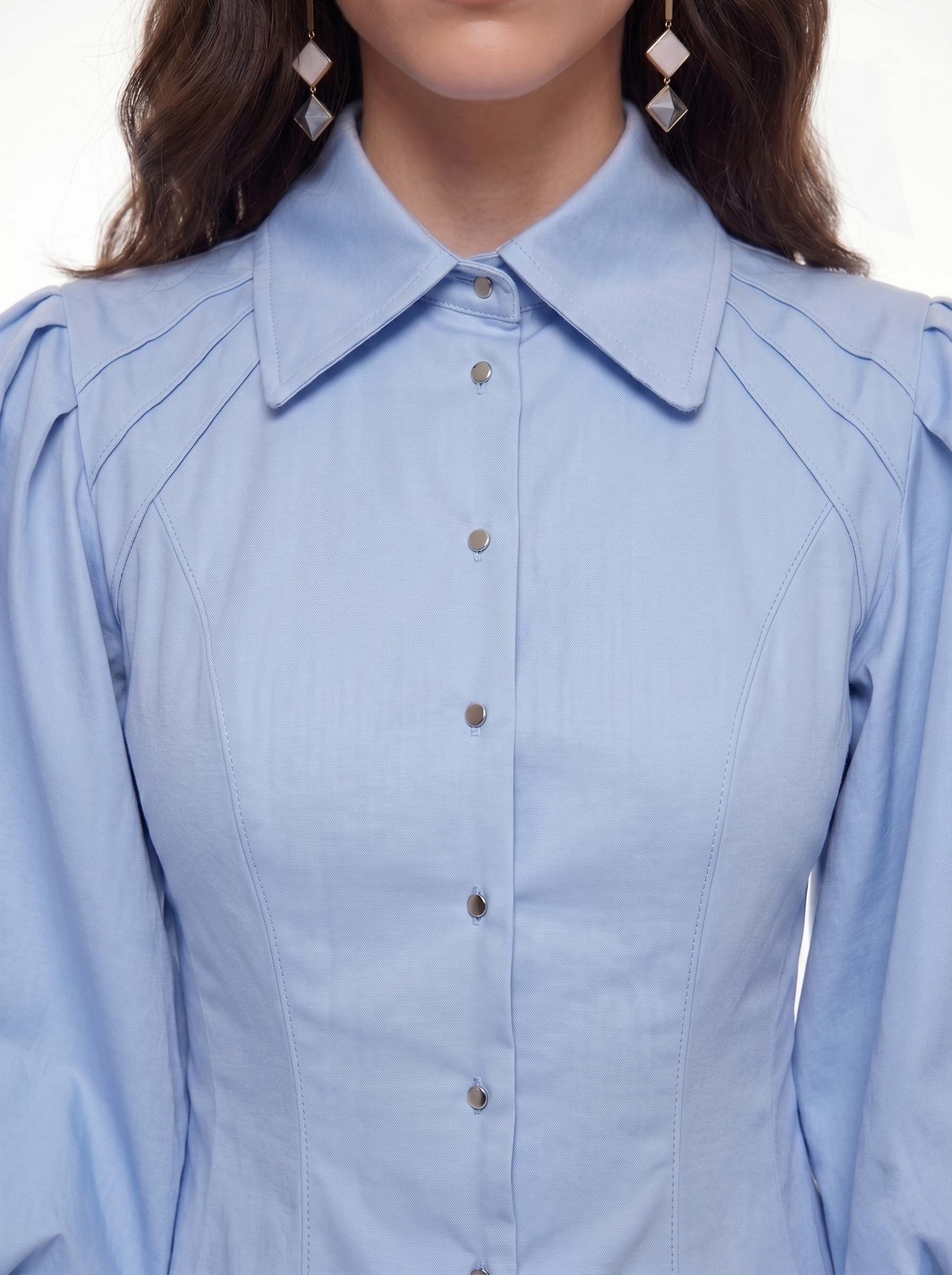 Детальный кадр для продающих карточек: крупный план воротника и пуговиц голубого платья на AI-модели, экономия времени