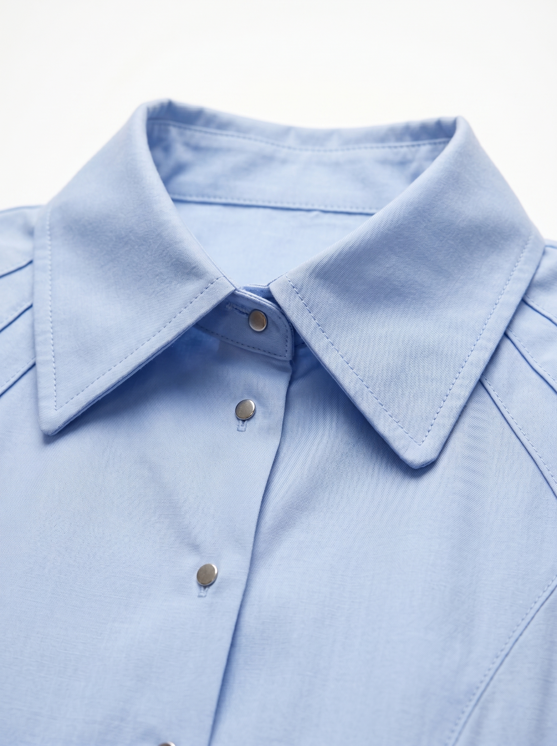 Качественный контент для маркетплейсов: крупный план воротника голубой рубашки, экономия времени и бюджета до 70%