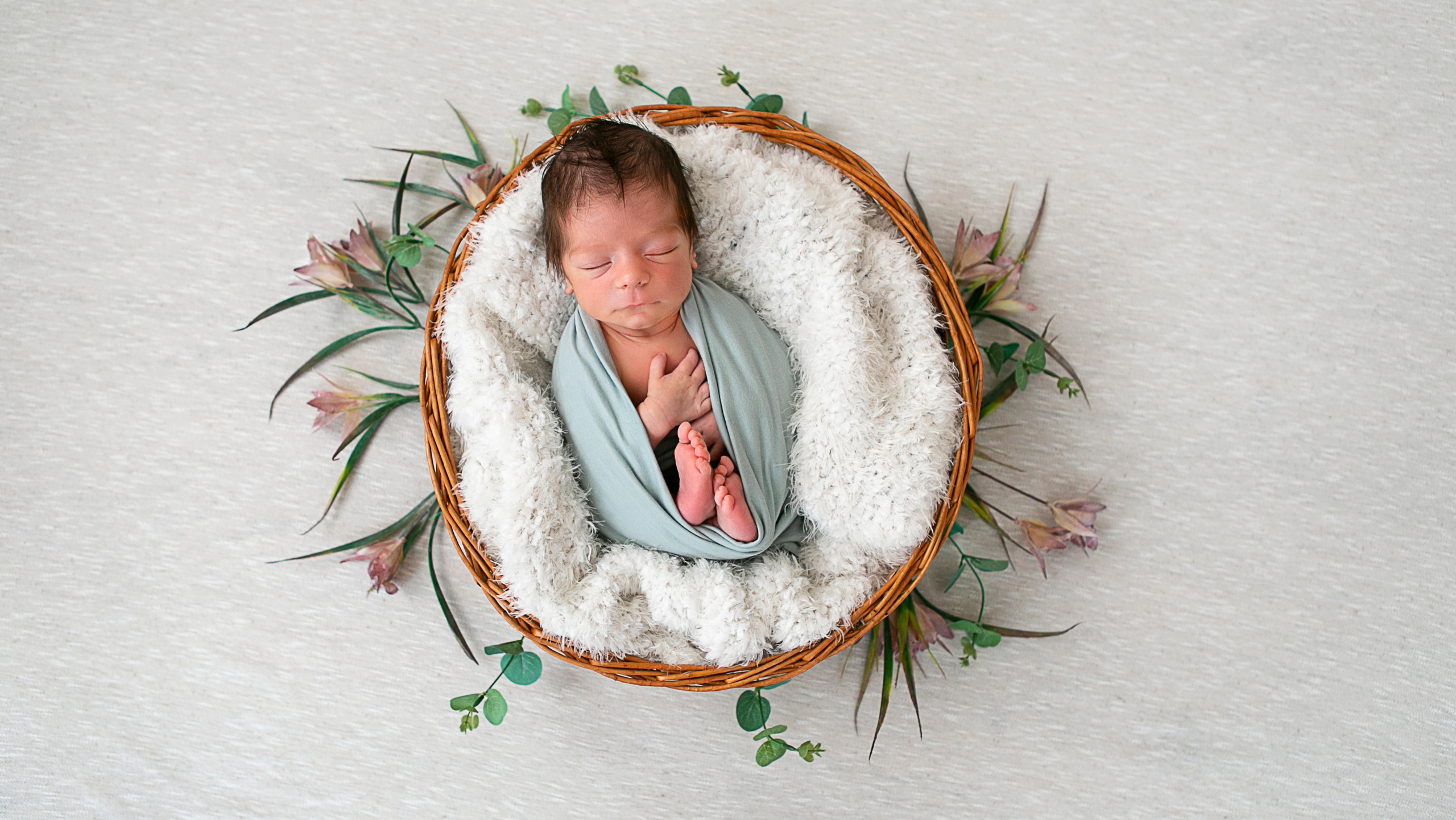 Фотограф новорожденных в Омске. Фотосессия новорожденных. Выезд. Фотограф Наталья Стаг в Омске. Фотографирую в разных стилях в разных студиях, а так же в школах и садах. Печатаю выпускные фотоальбомы