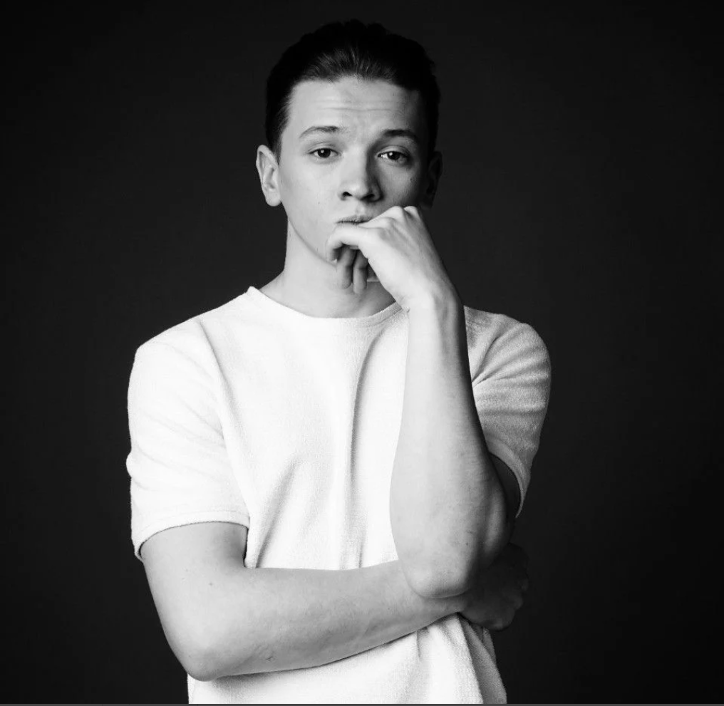 Михаил Папулян, предметная фотография для маркетплейсов. Сборные фотосъёмки в Москве. фотосессии одежды.фотограф