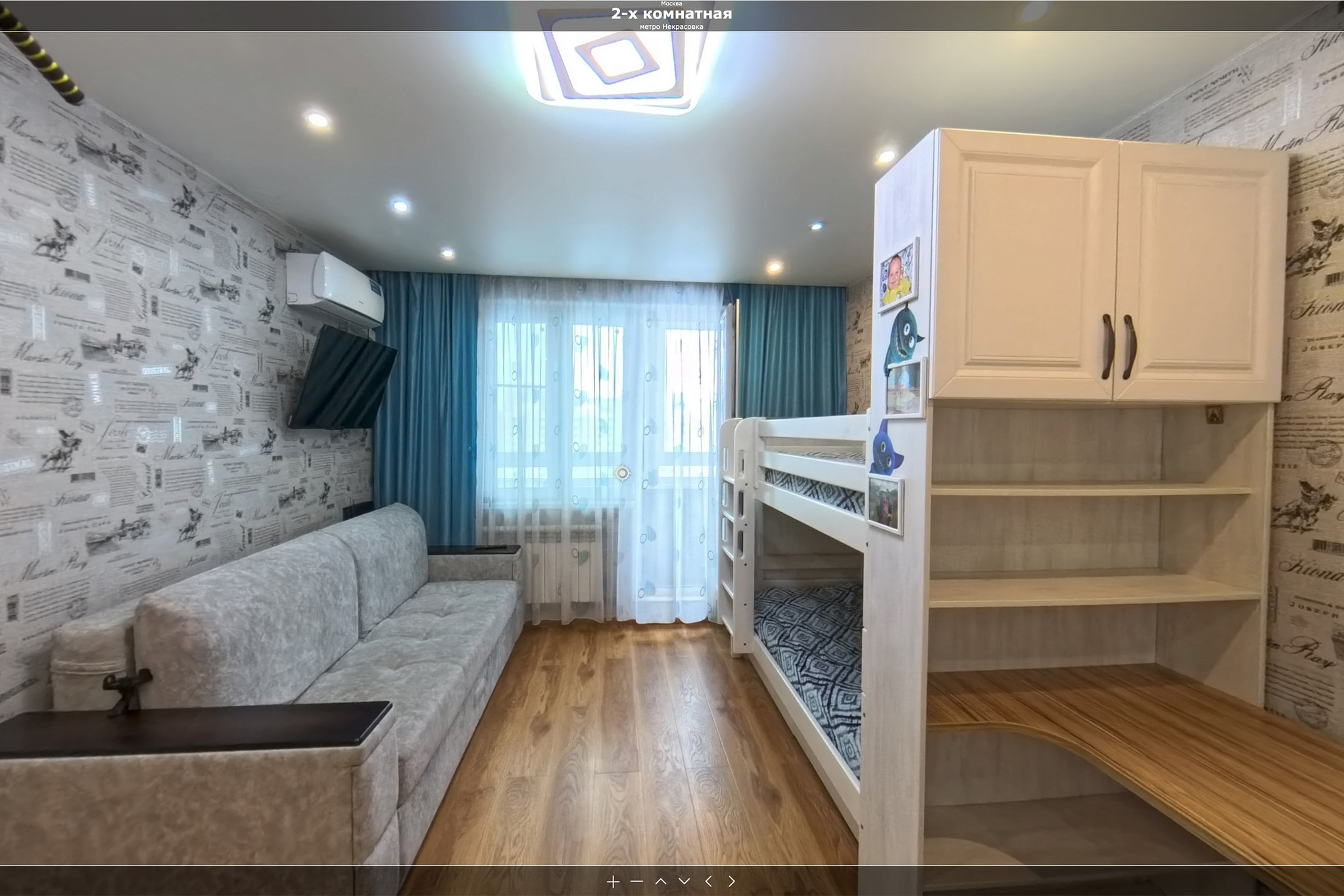 Интерьер комнаты с диваном и большим окном