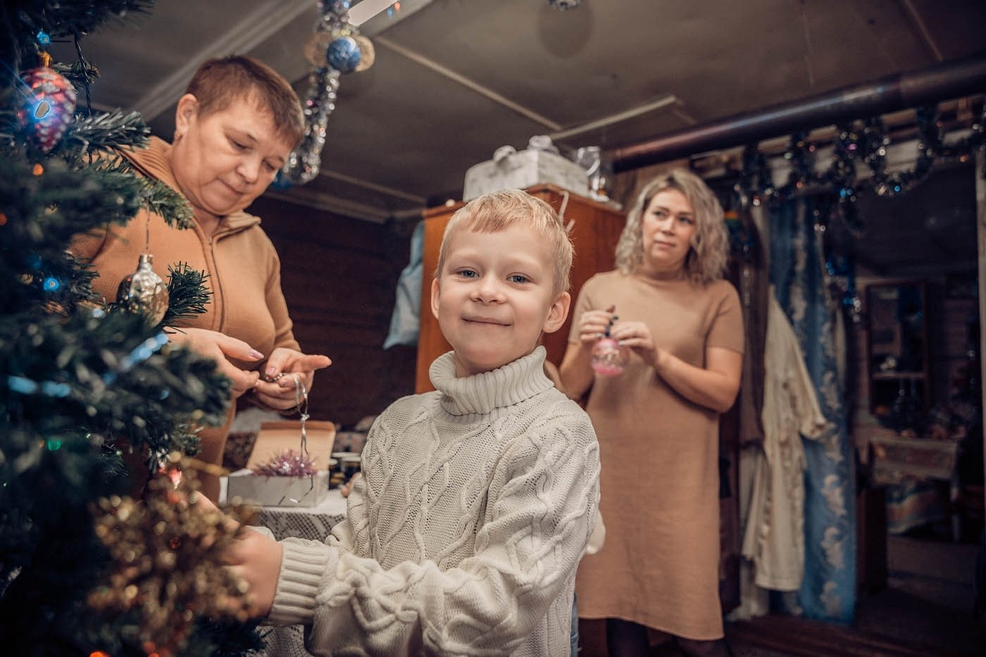 Новогодняя семейная фотосессия дома в Рыбинске — семья наряжает ёлку