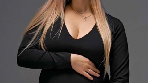 Красивая Беременная женщина в студии на циклораме. Компания и фотошкола по созданию контента в Москве