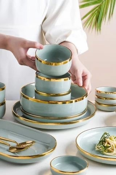 Идея для набора белой посуды с элегантной окантовкой.