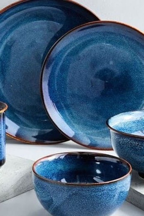Идея для синей посуды с мраморным эффектом и плавными линиями.