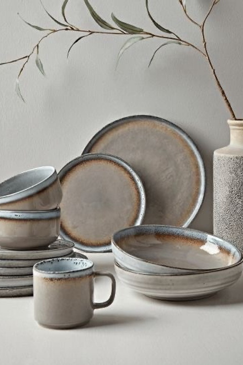 Референс для бежевой керамической посуды с глянцевым покрытием и минималистичным дизайном.