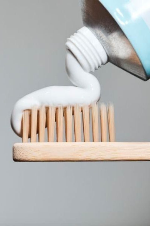 Предметная съемка зубной пасты с выдавленным гелем на щет ке.