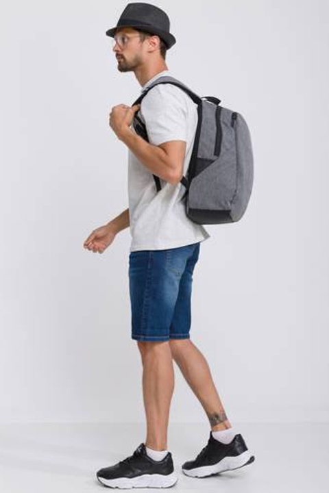 Съемка рюкзаков для визуализации их универсальности в повседневной жизни