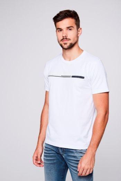 Эстетичная съемка для создания эффектных образов с мужскими футболками