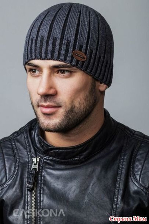 Эффектная съемка зимних мужских шапок с акцентом на яркие цвета