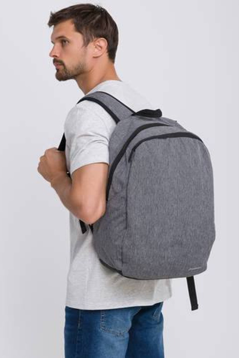 Профессиональная предметная съемка рюкзаков с акцентом на детали и дизайн