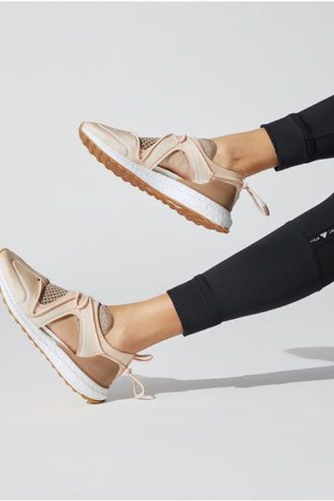 Фотосъемка кроссовок с акцентом на инновационные материалы и технологии