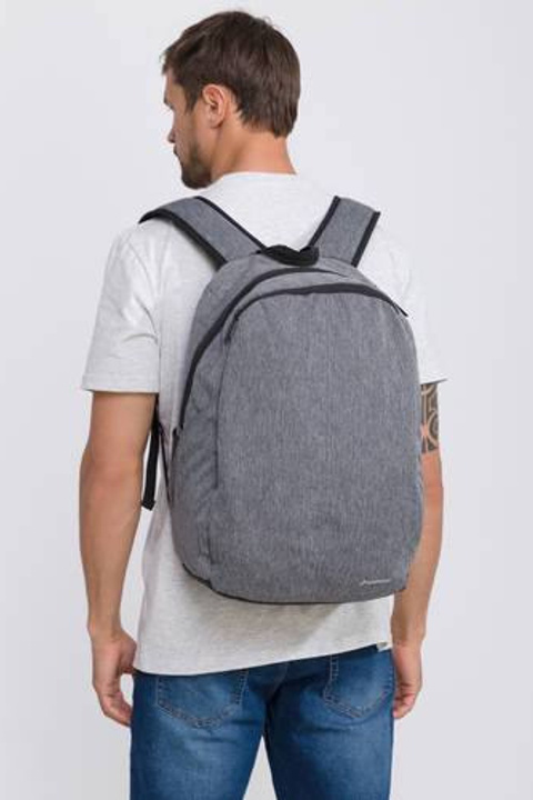 Профессиональная съемка для демонстрации вместительных рюкзаков