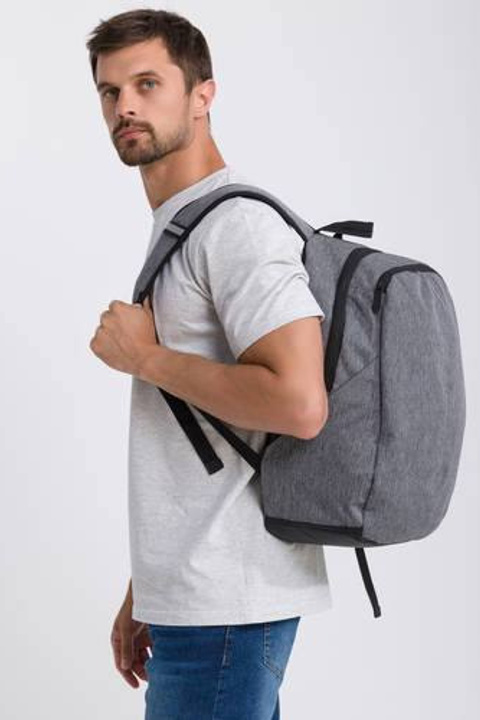 Профессиональная съемка рюкзаков с фокусом на прочность и надежность