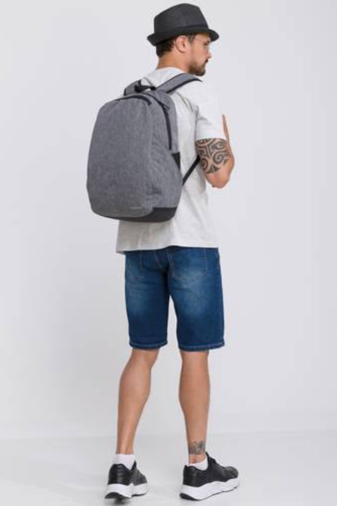 Профессиональная съемка рюкзаков для создания современных образов