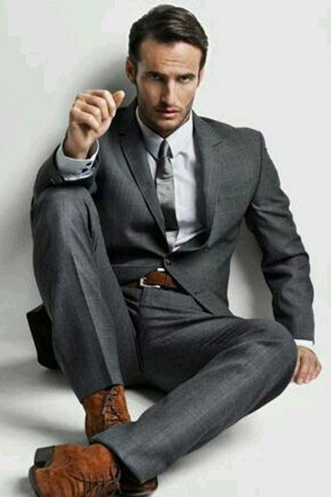 Креативная съемка для демонстрации современных мужских костюмов