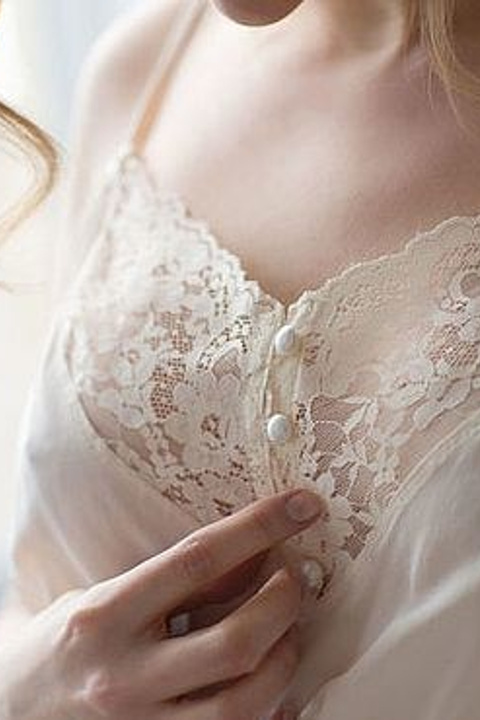 Закажите предметную съемку женских сорочек для повышения продаж.