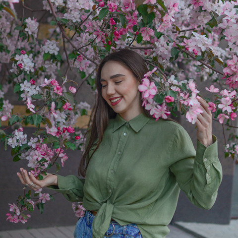 Фотосессия у цветущей яблони