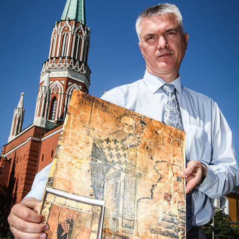 Якушев М.И. с иконой Николая Чудотворца на фоне Никольской башни. Брифинг для журналистов. Интервью