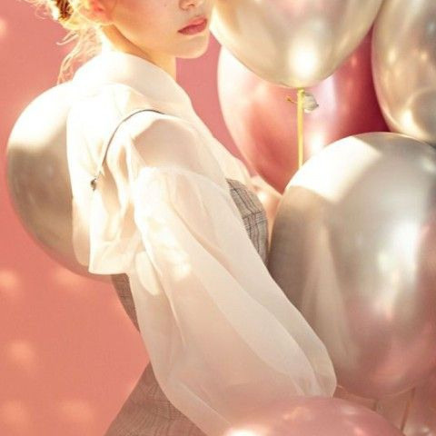 Предметное фото праздничных шаров - волшебство и радость, висящие в воздухе.