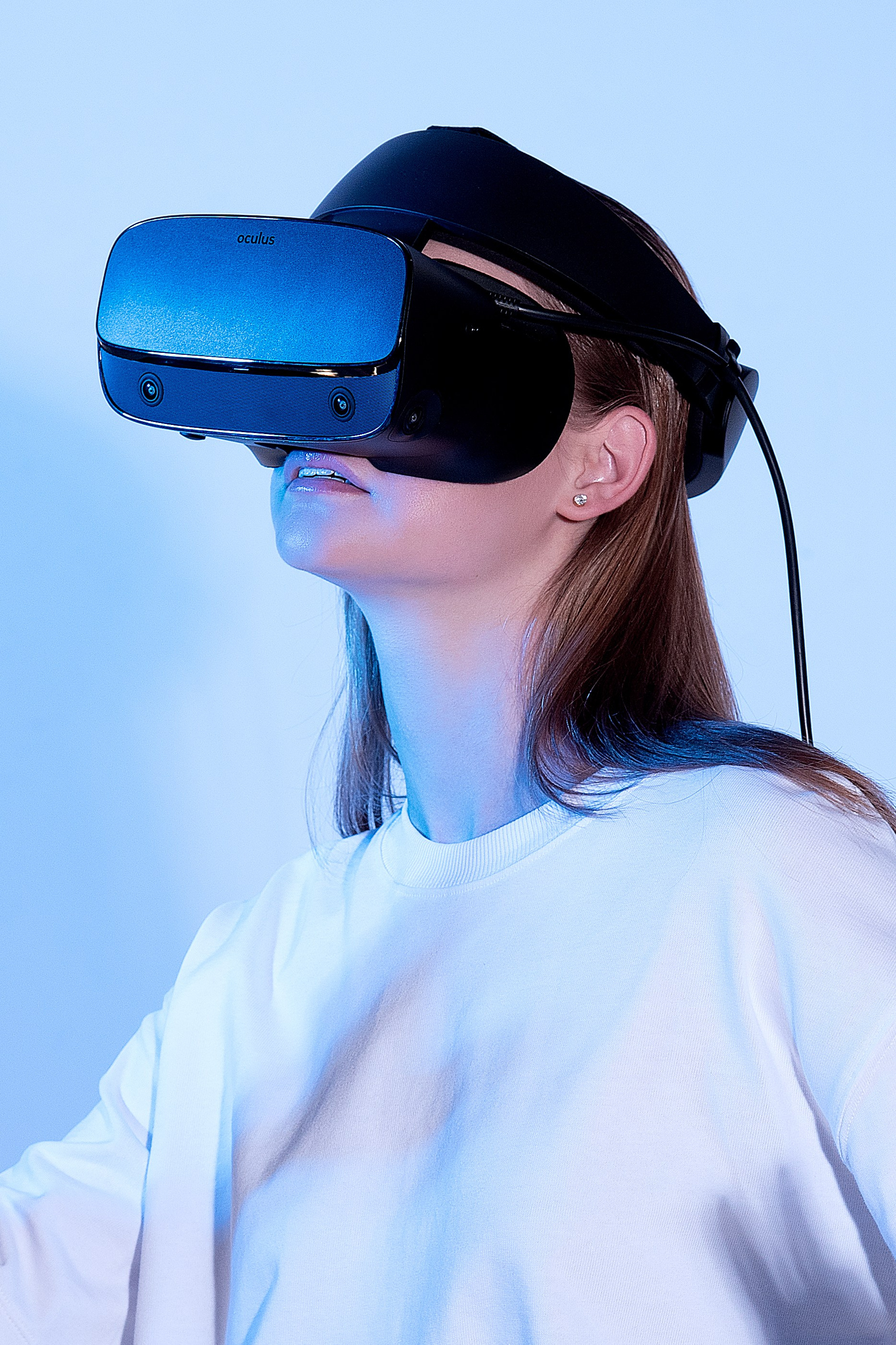 VR очки на девушке, которая играет в компьютерную игру.