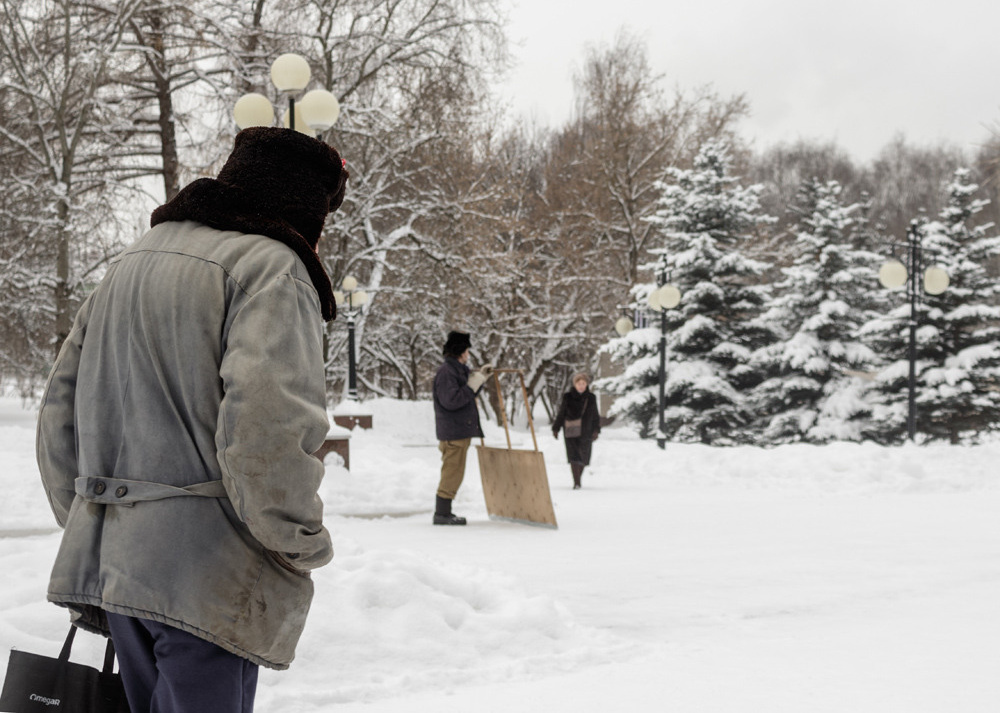 Документальное фото. Три человека, два мужчины и женщина.