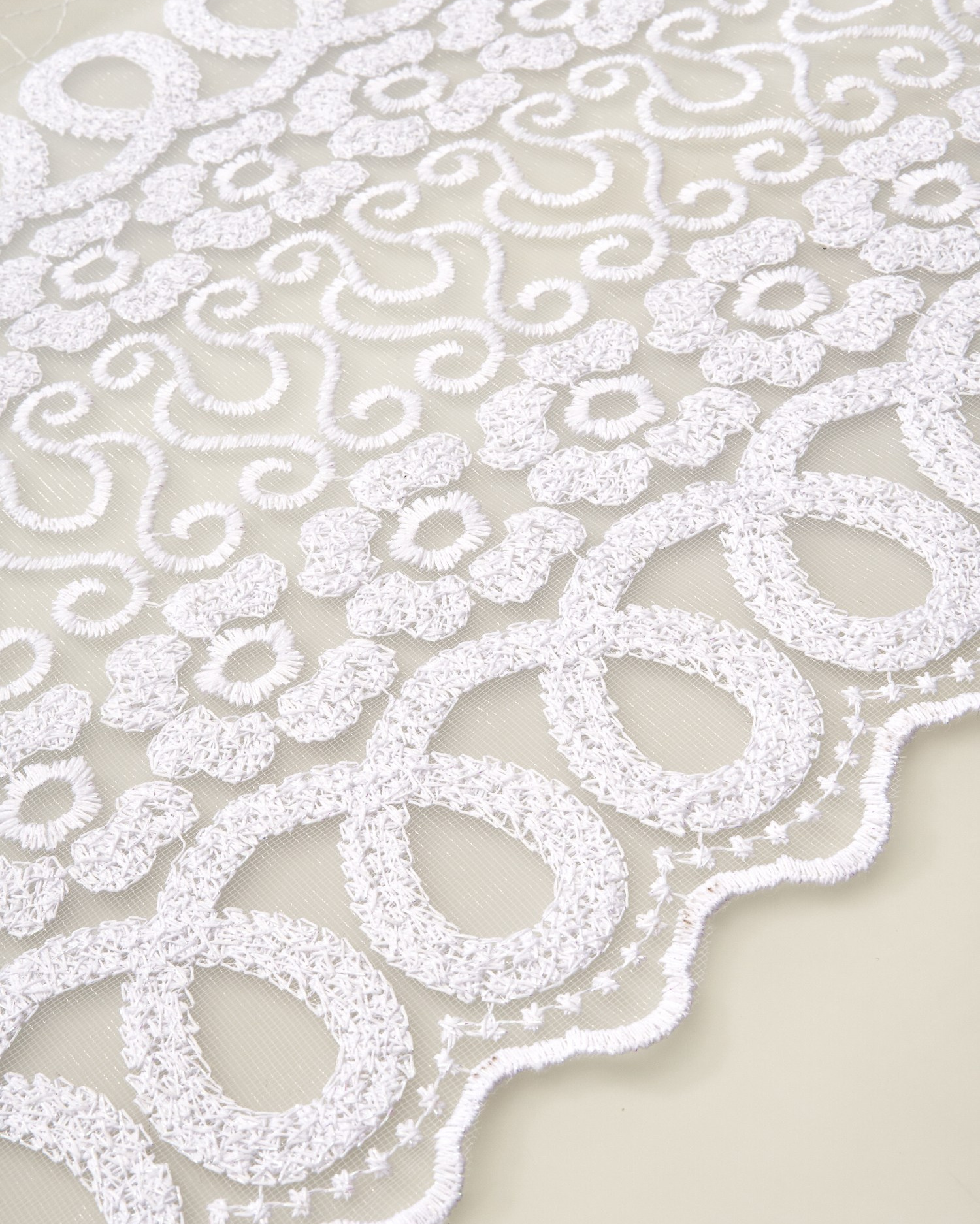 Белая тюль с ажурным узором крупным планом