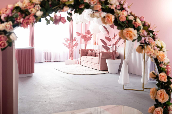 цветочная арка в розовой комнате