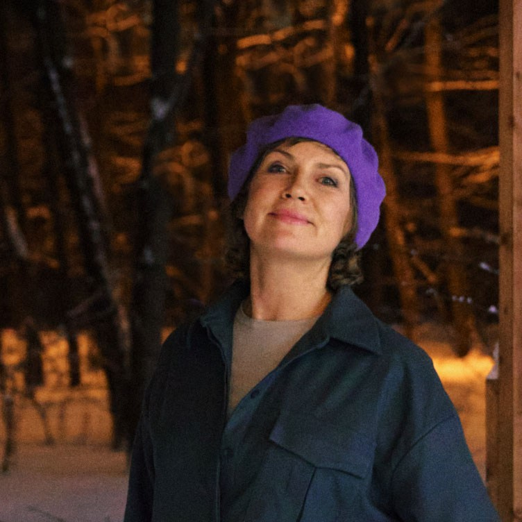 Девушка смотрит на голубое море